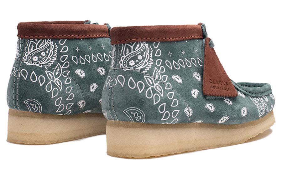 Shop Clarks Wallabee 靴子'绿色佩斯利纹' 26168803