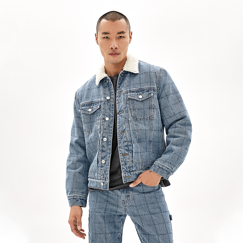 Shop CLOT x GUESS 标志蓝色牛仔夹克外套 CTJK21FG4001