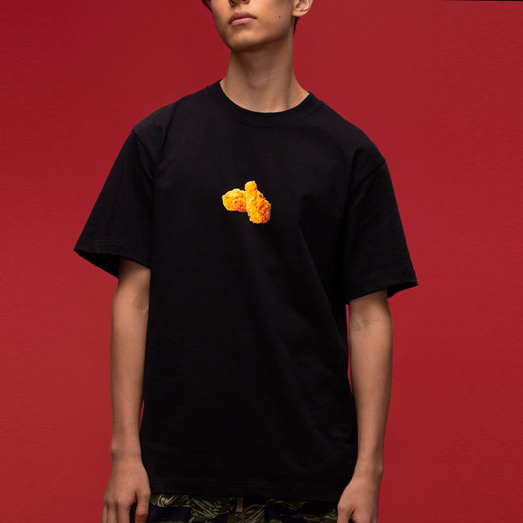 Shop 클랏 x 맥스파이시 협업 치킨 윙 그래픽 블랙 반팔 티셔츠 CLTE23SMC108