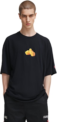 클랏 x 맥스파이시 협업 치킨 윙 그래픽 블랙 반팔 티셔츠 CLTE23SMC108 Purchase 클랏 x 맥스파이시 협업 치킨 윙 그래픽 블랙 반팔 티셔츠 CLTE23SMC108