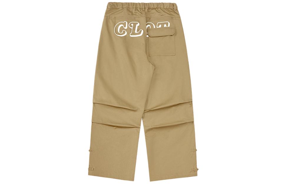 Lookbook CLOTTEE by CLOT 2023秋冬功夫系列寬鬆拉鍊褲 男女卡其色款式。 CTPT23F51026