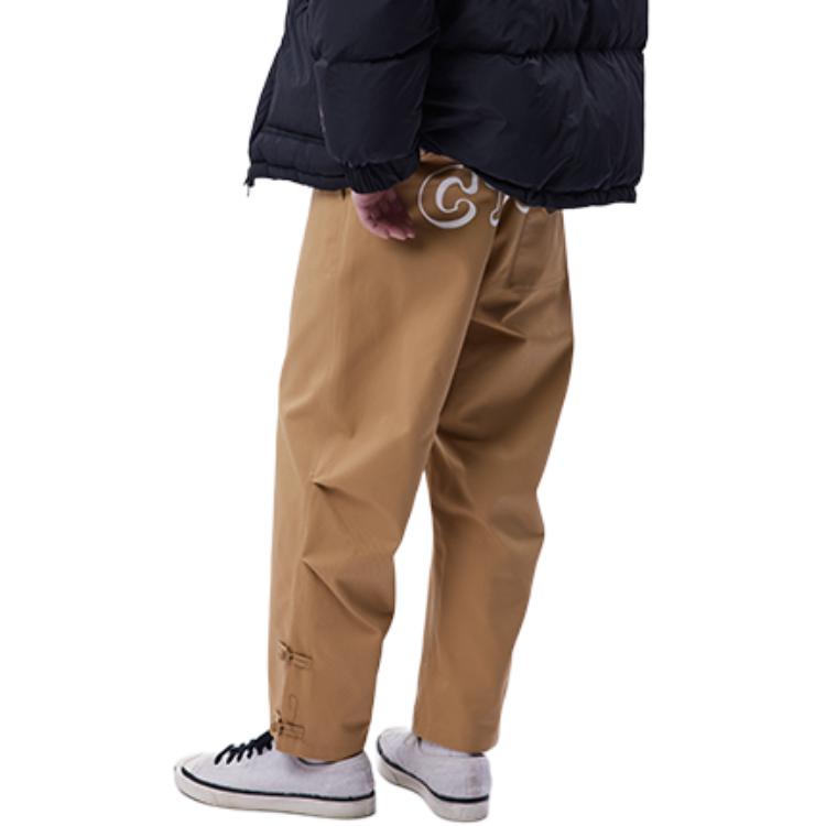 Sizing CLOTTEE by CLOT 2023秋冬功夫系列寬鬆拉鍊褲 男女卡其色款式。 CTPT23F51026