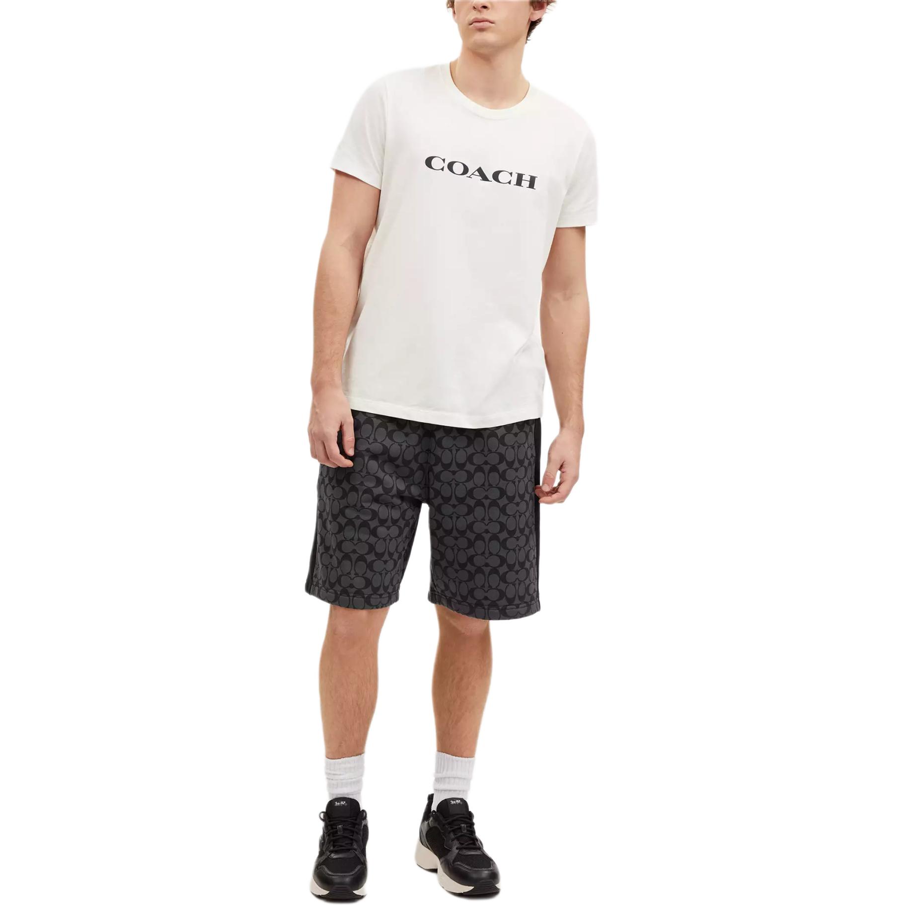 Lookbook COACH Celana Pendek Hitam Signature Logo Print Kasual dengan Tali Serut. CQ237-R8E