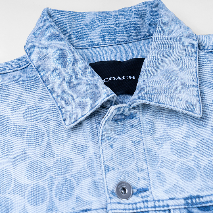 Shop COACH Jaket Denim Biru dengan Logo Print dan Desain Single-Breasted. C0918-S8M