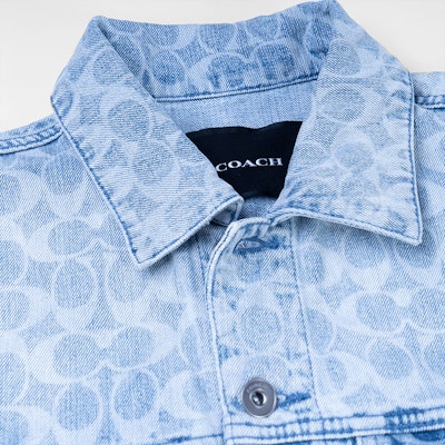 COACH Jaket Denim Biru dengan Logo Print dan Desain Single-Breasted. C0918-S8M Shop COACH Jaket Denim Biru dengan Logo Print dan Desain Single-Breasted. C0918-S8M