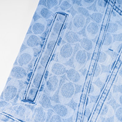 COACH Jaket Denim Biru dengan Logo Print dan Desain Single-Breasted. C0918-S8M Details for COACH Jaket Denim Biru dengan Logo Print dan Desain Single-Breasted. C0918-S8M