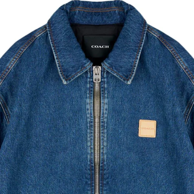 COACH Jaket Denim Dark Wash dengan Kerah Resleting dan Lengan Panjang FW24. CV457-COK Details for COACH Jaket Denim Dark Wash dengan Kerah Resleting dan Lengan Panjang FW24. CV457-COK