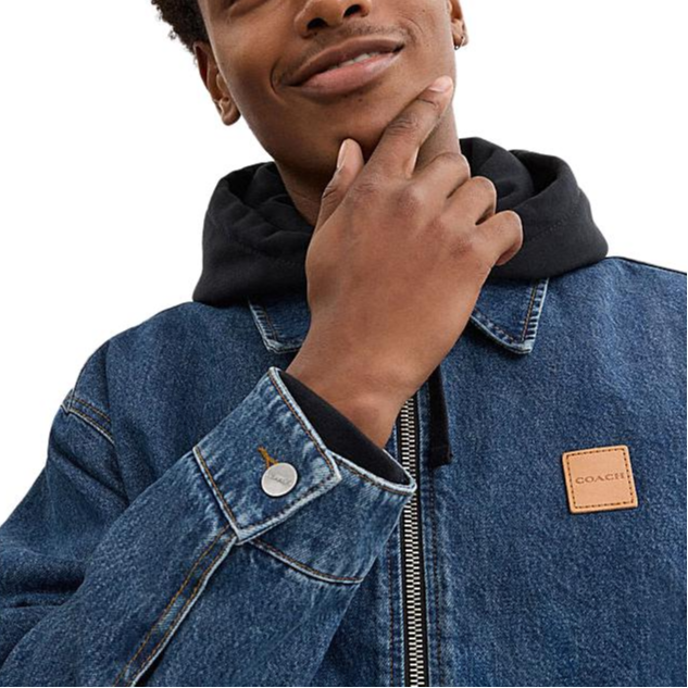 Sizing COACH Jaket Denim Dark Wash dengan Kerah Resleting dan Lengan Panjang FW24. CV457-COK