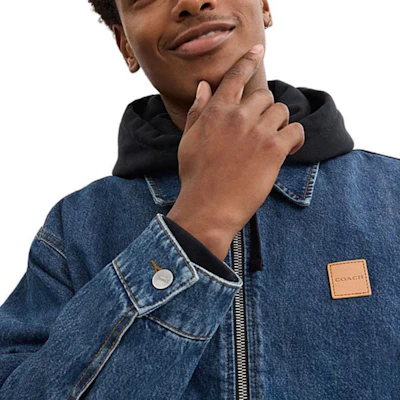 COACH Jaket Denim Dark Wash dengan Kerah Resleting dan Lengan Panjang FW24. CV457-COK Sizing COACH Jaket Denim Dark Wash dengan Kerah Resleting dan Lengan Panjang FW24. CV457-COK