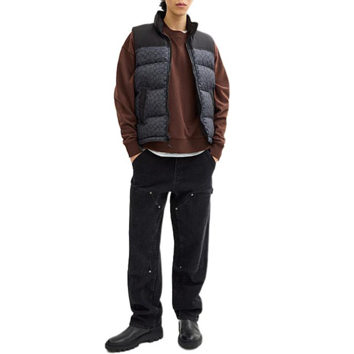 Lookbook COACH FW24 Vest Tanpa Lengan Logo Patchwork Zip-Up - Kelabu Arang. CU801-R8E