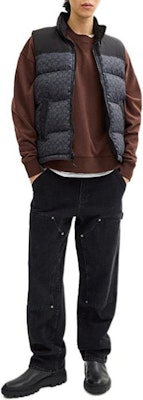 COACH FW24 Vest Tanpa Lengan Logo Patchwork Zip-Up - Kelabu Arang. CU801-R8E Lookbook COACH FW24 Vest Tanpa Lengan Logo Patchwork Zip-Up - Kelabu Arang. CU801-R8E