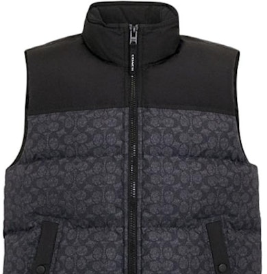 COACH FW24 Vest Tanpa Lengan Logo Patchwork Zip-Up - Kelabu Arang. CU801-R8E Details for COACH FW24 Vest Tanpa Lengan Logo Patchwork Zip-Up - Kelabu Arang. CU801-R8E