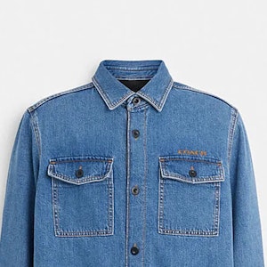 코치 솔리드 싱글브레스티드 롱슬리브 셔츠 FW23 - 다크 인디고 블루 CK515-NJ7 Sizing 코치 솔리드 싱글브레스티드 롱슬리브 셔츠 FW23 - 다크 인디고 블루 CK515-NJ7