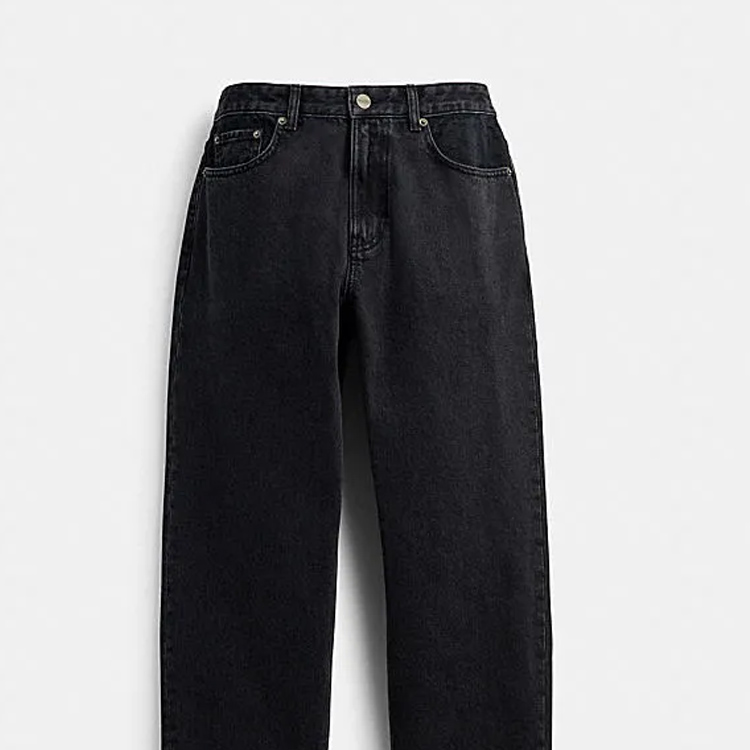 Lookbook COACH SS24 黑色直筒牛仔褲，皮革細節與拉鏈設計。 CT205-BLK