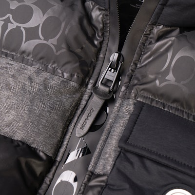 コーチ ブラック ロゴ パファーベスト チェストポケット付き スタンドカラー C5036-R81 Purchase コーチ ブラック ロゴ パファーベスト チェストポケット付き スタンドカラー C5036-R81