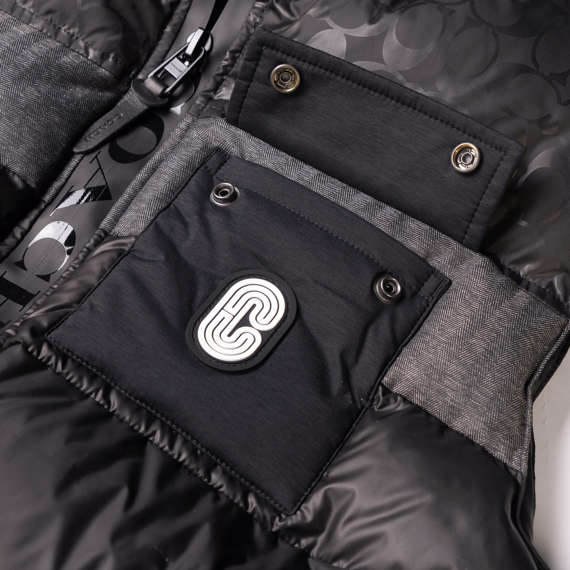 Details for コーチ ブラック ロゴ パファーベスト チェストポケット付き スタンドカラー C5036-R81