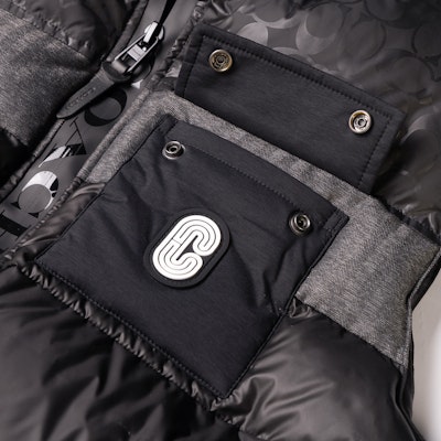 コーチ ブラック ロゴ パファーベスト チェストポケット付き スタンドカラー C5036-R81 Details for コーチ ブラック ロゴ パファーベスト チェストポケット付き スタンドカラー C5036-R81