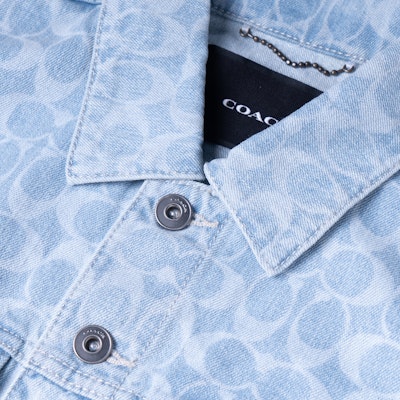 COACH Jaket Denim Biru dengan Cetakan Logo & Rekaan Butang. C4630-SL1 Sizing COACH Jaket Denim Biru dengan Cetakan Logo & Rekaan Butang. C4630-SL1