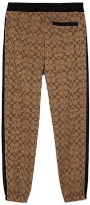 COACH FW22 Celana Sweatpants Katun Logo Print Warna Khaki. C7806-OFZ Lookbook COACH FW22 Celana Sweatpants Katun Logo Print Warna Khaki. C7806-OFZ