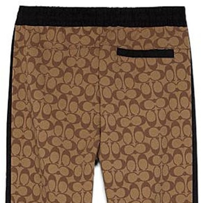 COACH FW22 Celana Sweatpants Katun Logo Print Warna Khaki. C7806-OFZ Sizing COACH FW22 Celana Sweatpants Katun Logo Print Warna Khaki. C7806-OFZ