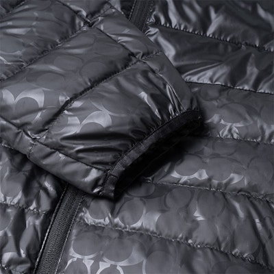 COACH FW22 Black Hooded Zip-Up Puffer Jacket with Logo for Men. C5189-BLK Sizing COACH FW22 Black Hooded Zip-Up Puffer Jacket with Logo for Men. C5189-BLK