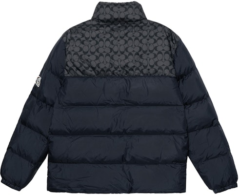 COACH FW22 Colorblock Logo Quilted Down Jacket Navy Blue - CE333-V0U Lookbook COACH FW22 Colorblock Logo Quilted Down Jacket Navy Blue - CE333-V0U