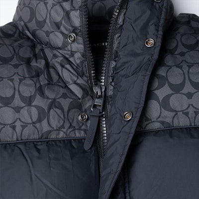 COACH FW22 Colorblock Logo Quilted Down Jacket Navy Blue - CE333-V0U Shop COACH FW22 Colorblock Logo Quilted Down Jacket Navy Blue - CE333-V0U