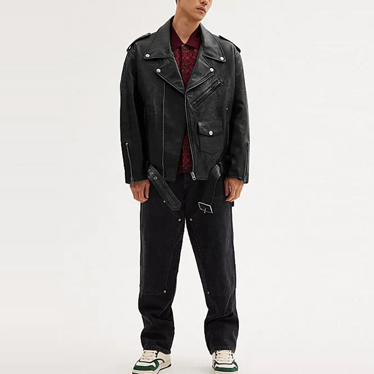 Lookbook COACH FW23 黑色拉鍊翻領皮夾克 CL359-BLK