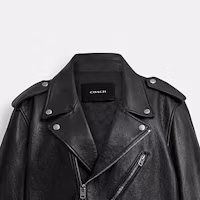 Shop COACH FW23 黑色拉鍊翻領皮夾克 CL359-BLK