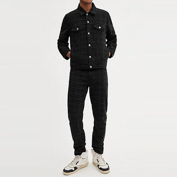 Lookbook COACH FW23 黑色滿版印花單排扣休閒外套. CL362-OY2