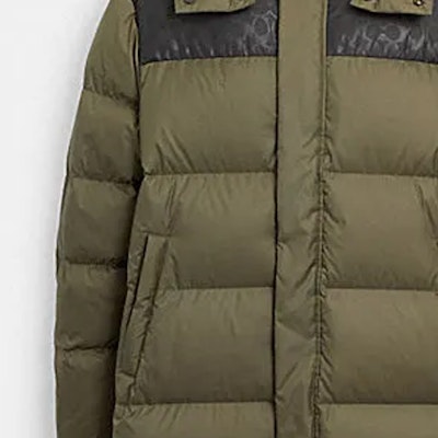 コーチ FW23 パッチワーク ロゴプリント フード付き ダウンジャケット. CK519-OLV Shop コーチ FW23 パッチワーク ロゴプリント フード付き ダウンジャケット. CK519-OLV