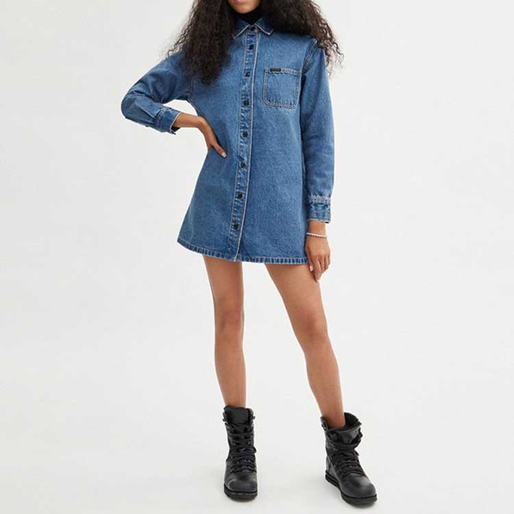 Lookbook 코치 FW23 인디고 데님 버튼업 긴팔 카라 원피스. CJ273-O1H