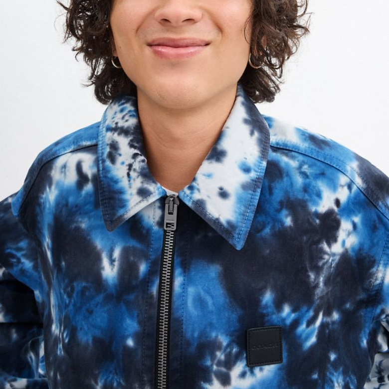 Purchase CHAQUETA LARGA HOMBRE COACH FW24 TIE-DYE AZUL MARINO PATCH LOGO CT051-NAV