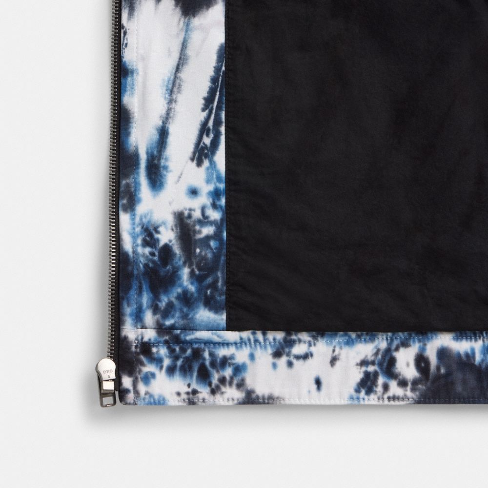 Details for CHAQUETA LARGA HOMBRE COACH FW24 TIE-DYE AZUL MARINO PATCH LOGO CT051-NAV