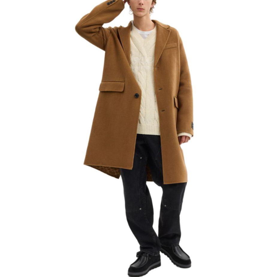 Lookbook COACH FW24 男女款雙面駁領駁針長大衣駝色。 CV898-CAM