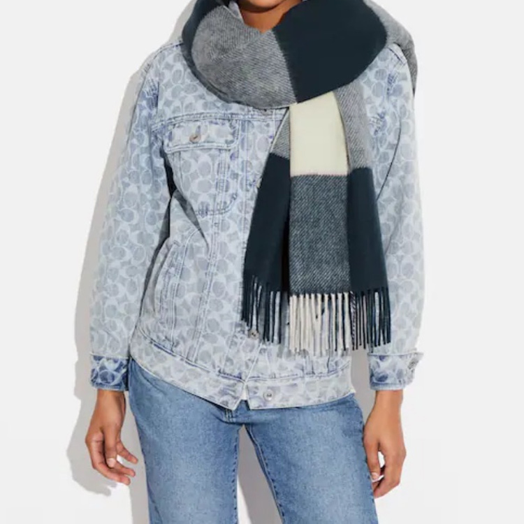 Lookbook 蔻驰男女通用格纹休闲时尚针织围巾. 76389-BHP