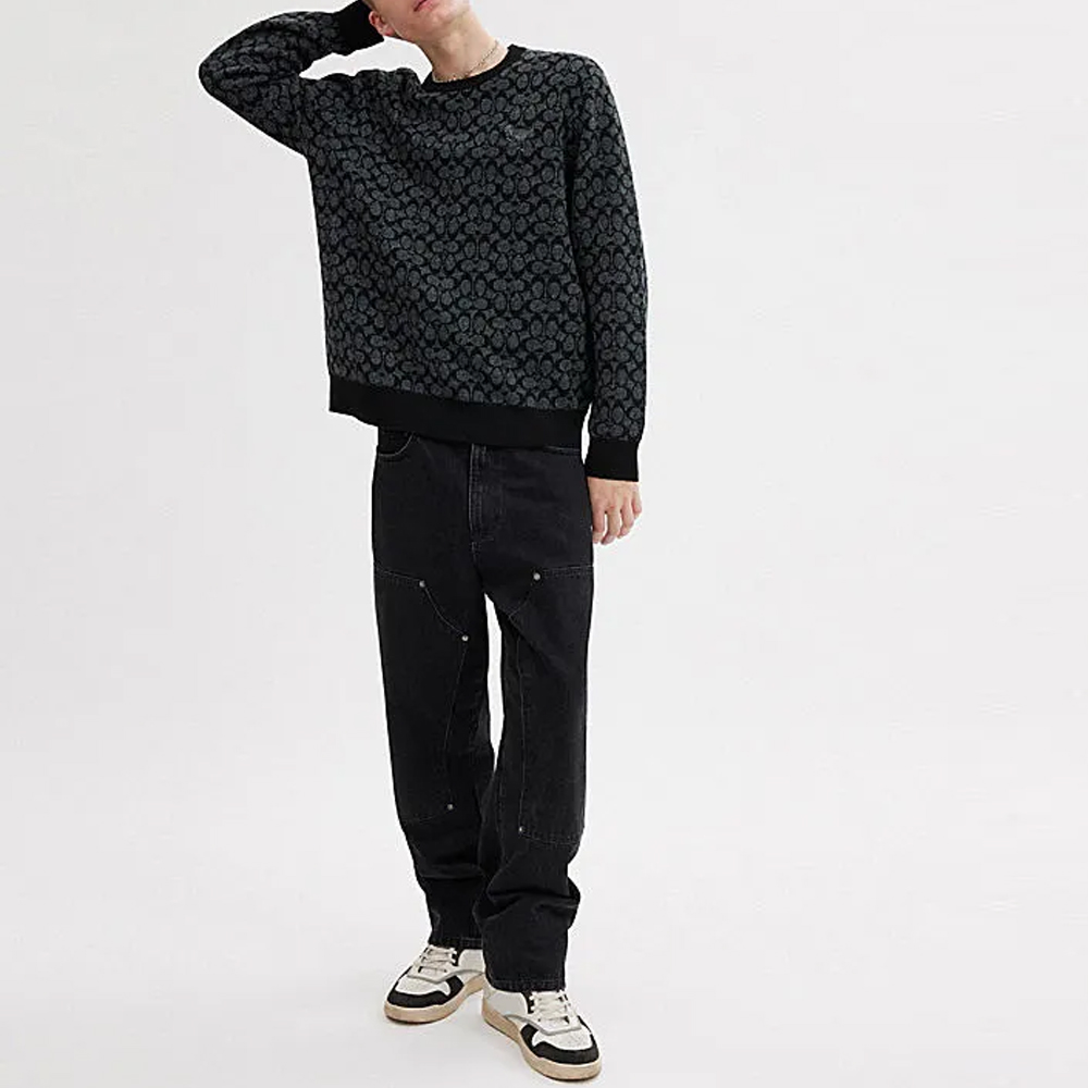 Lookbook 코치 렉시 FW23 블랙 패턴 크루넥 긴팔 스웨터 CP968-OY2