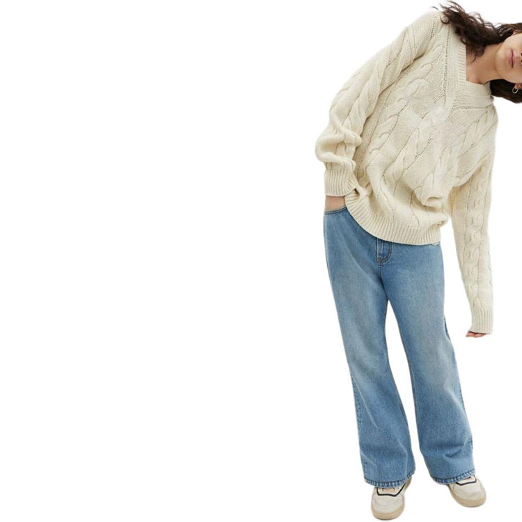 Lookbook COACH标志刺绣针织V领毛衣男女同款象牙色。 CP972-VT5