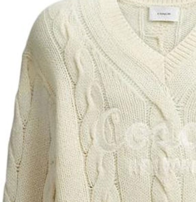 COACH标志刺绣针织V领毛衣男女同款象牙色。 CP972-VT5 Sizing COACH标志刺绣针织V领毛衣男女同款象牙色。 CP972-VT5