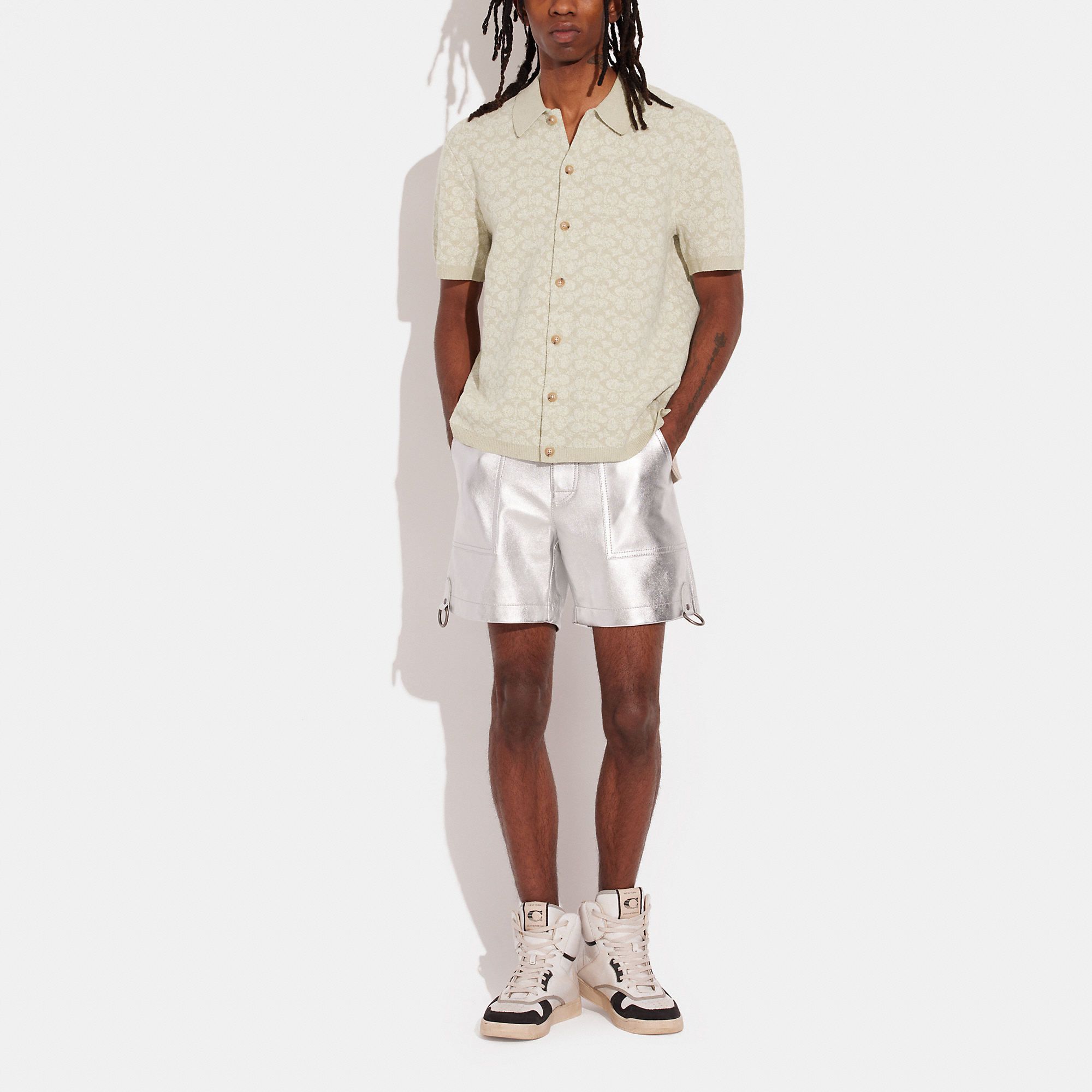 Lookbook COACH SS23 Polo Shirt Lengan Pendek Logo Beige. CI442-IVO