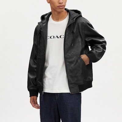 COACH SS23 黑色皮革連帽外套附拉鍊口袋. CK513-OY2 Lookbook COACH SS23 黑色皮革連帽外套附拉鍊口袋. CK513-OY2