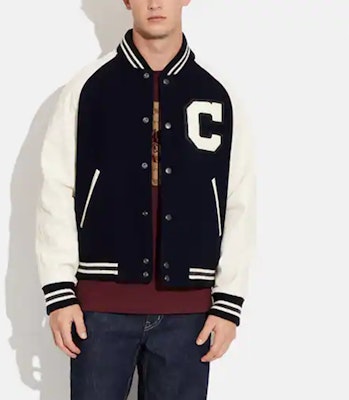 코치 SS23 블랙 래글런 슬리브 바시티 재킷 - 대비되는 레터 패치 디테일. CF802-VC8 Lookbook 코치 SS23 블랙 래글런 슬리브 바시티 재킷 - 대비되는 레터 패치 디테일. CF802-VC8