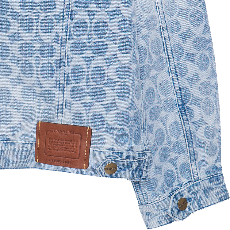 Purchase 코치 SS23 블루 데님 재킷 올오버 로고 프린트. C0918-VF1