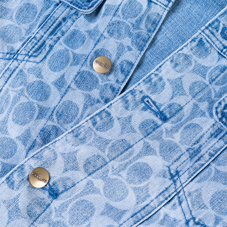 Details for 코치 SS23 블루 데님 재킷 올오버 로고 프린트. C0918-VF1