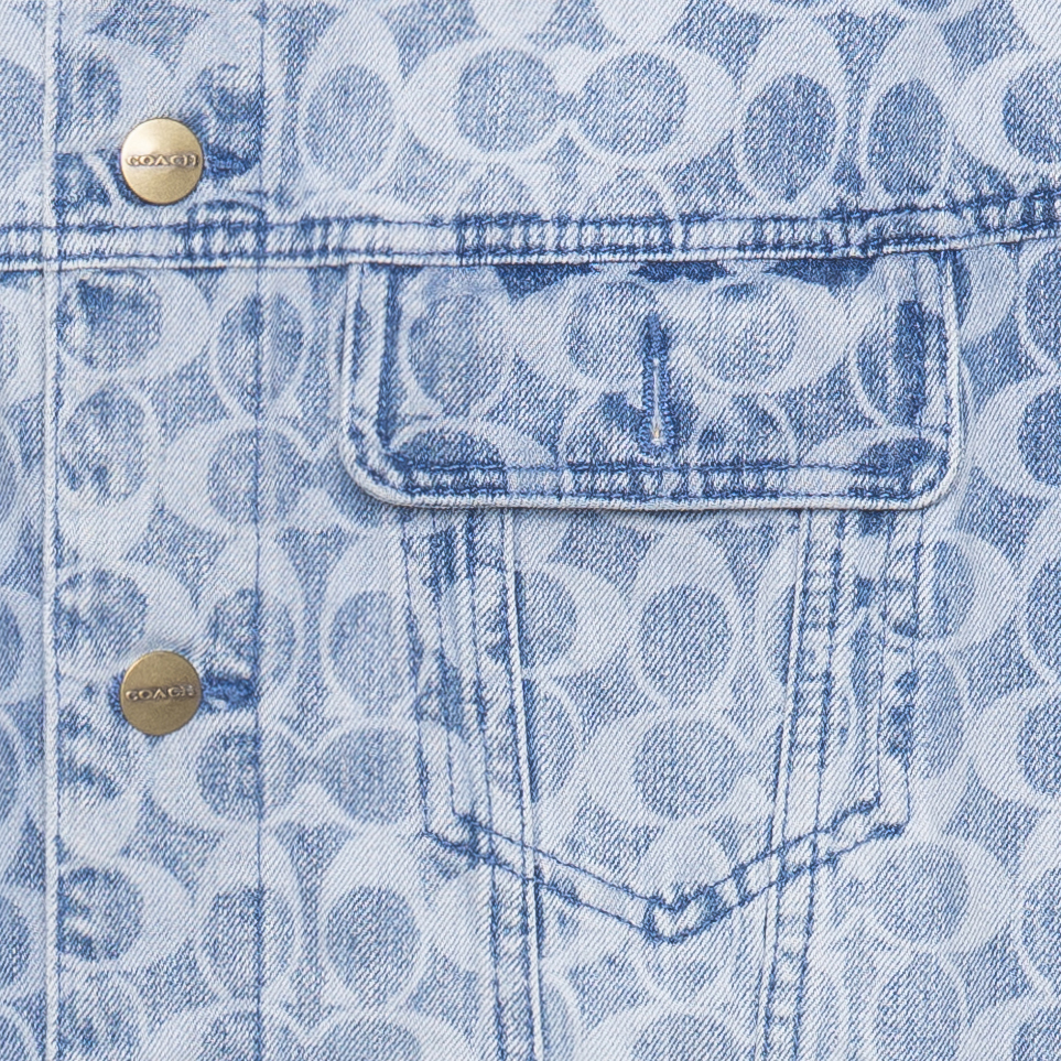 Sizing 코치 SS23 블루 데님 재킷 올오버 로고 프린트. C0918-VF1