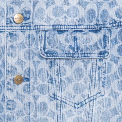 코치 SS23 블루 데님 재킷 올오버 로고 프린트. C0918-VF1 Sizing 코치 SS23 블루 데님 재킷 올오버 로고 프린트. C0918-VF1