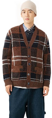 COACH SS23 Sweater V-Neck Kotak-Kotak Cokelat Single-Breasted. CB655-MYB Lookbook COACH SS23 Sweater V-Neck Kotak-Kotak Cokelat Single-Breasted. CB655-MYB