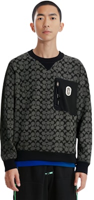 코치 SS23 그레이 풀오버 스웨트셔츠 올오버 프린트 디자인. 89748-OY2 Lookbook 코치 SS23 그레이 풀오버 스웨트셔츠 올오버 프린트 디자인. 89748-OY2