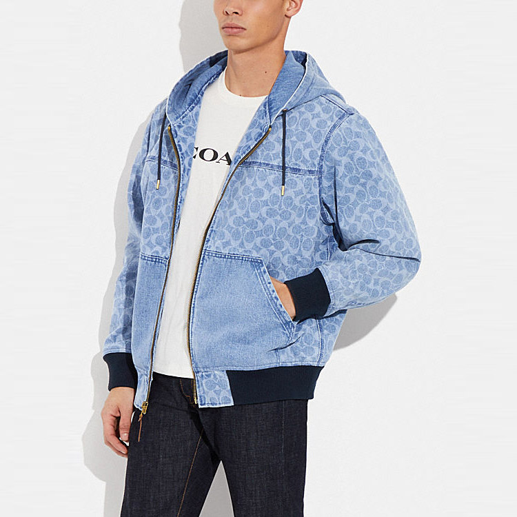 Lookbook COACH SS23 藍色Logo印花連帽牛仔夾克. CF793-P9J