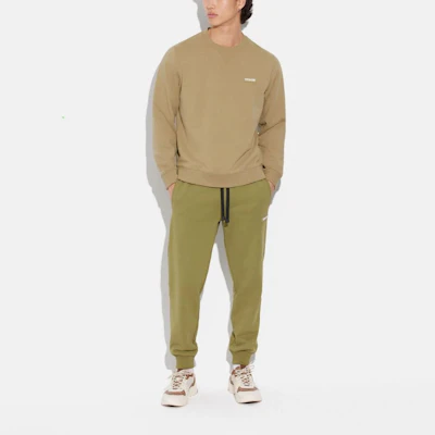 코치 SS23 레터 프린트 크루넥 긴팔 풀오버 스웨트셔츠 카키 CB494-OLV Lookbook 코치 SS23 레터 프린트 크루넥 긴팔 풀오버 스웨트셔츠 카키 CB494-OLV